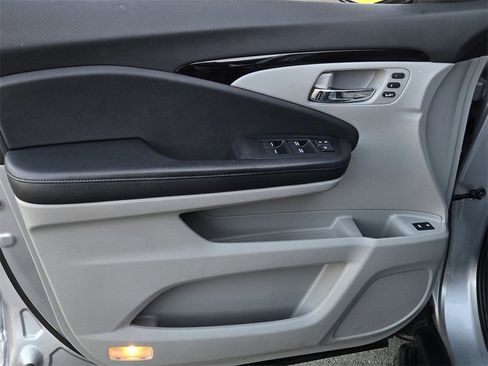 Used 2017 Honda Pilot Touring image 11