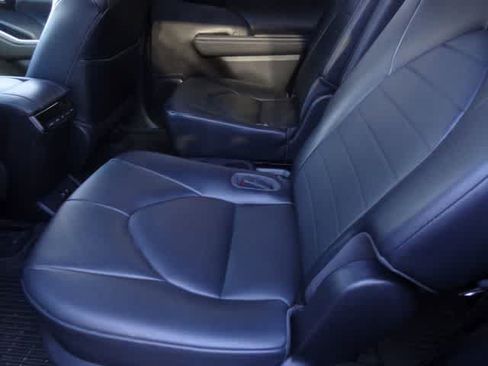 Used 2021 Toyota Highlander XLE AWD/4WD image 17