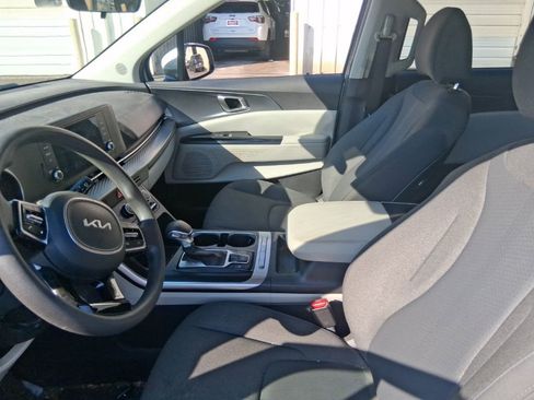 Used 2023 Kia Carnival LX FWD image 9