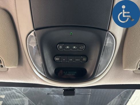 Used 2005 Chrysler Town & Country Touring w/ Leather Interior Group FWD image 19