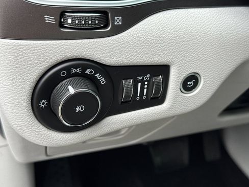 Used 2019 Jeep Cherokee Limited FWD image 28