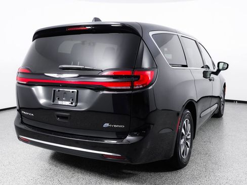 Used 2022 Chrysler Pacifica Touring-L FWD image 9