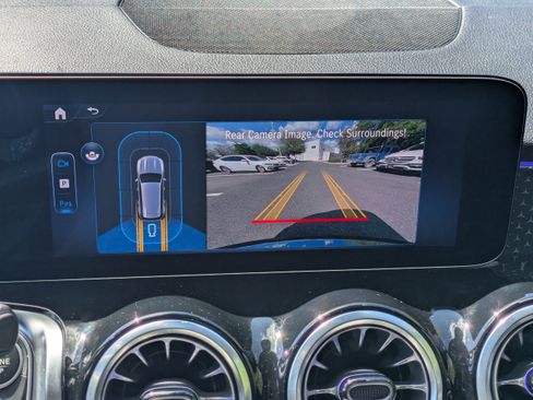 Used 2025 Mercedes-Benz GLB 250 image 20