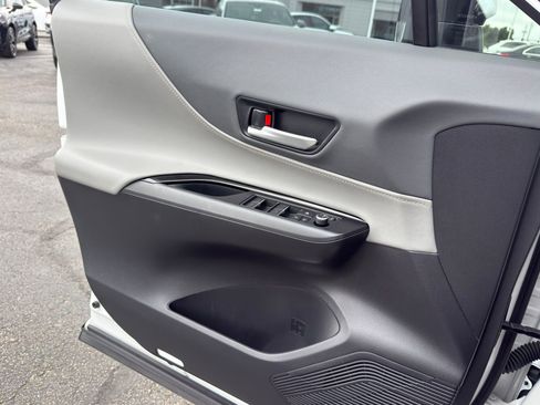 Used 2023 Toyota Venza LE image 20