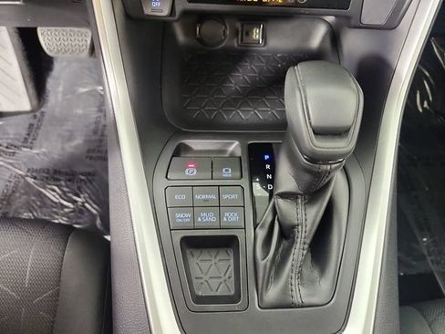 Used 2019 Toyota RAV4 XLE AWD/4WD image 17