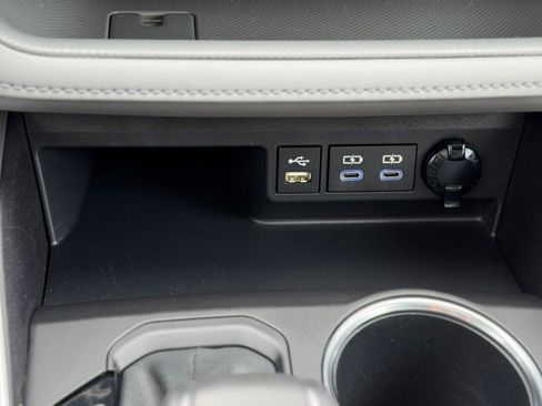 Used 2022 Toyota Highlander XLE AWD/4WD image 23