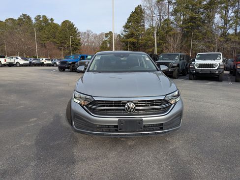 Used 2023 Volkswagen Jetta SE w/ Panoramic Sunroof Package image 2