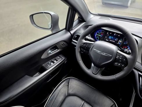 Used 2022 Chrysler Pacifica Limited w/ S Appearance Package FWD image 18