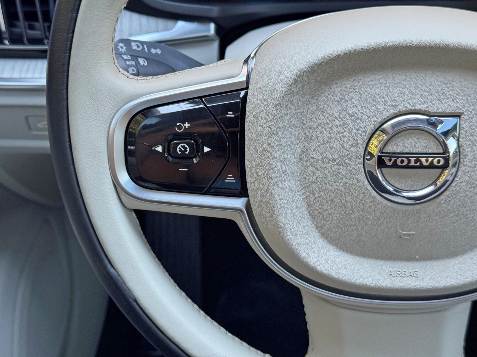 Used 2025 Volvo S60 B5 Plus w/ Climate Package FWD image 23