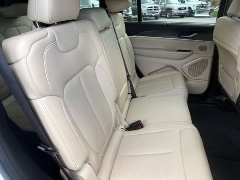 Used 2023 Jeep Grand Cherokee L Limited w/ Luxury Tech Group II AWD/4WD image 13