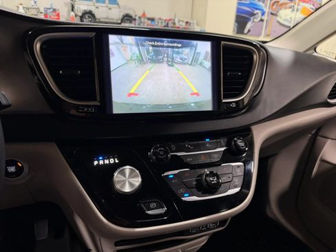 Used 2023 Chrysler Pacifica Touring-L FWD image 45