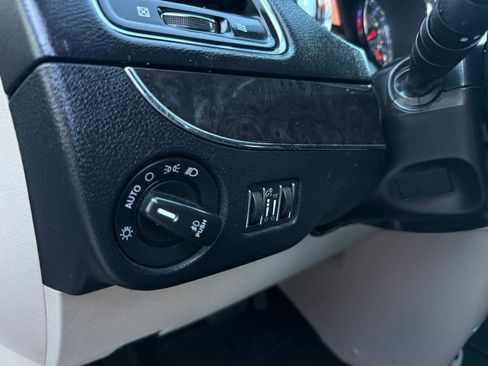 Used 2016 Chrysler Town & Country Touring FWD image 37