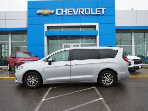 Used 2023 Chrysler Pacifica Touring-L image 2