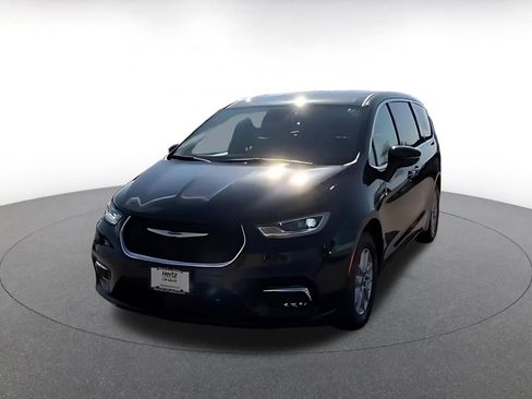 Used 2025 Chrysler Pacifica Select image 7