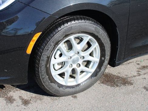 Used 2022 Chrysler Pacifica Touring-L image 11