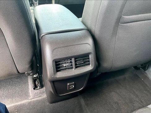 Used 2024 Chevrolet Equinox LT FWD image 24