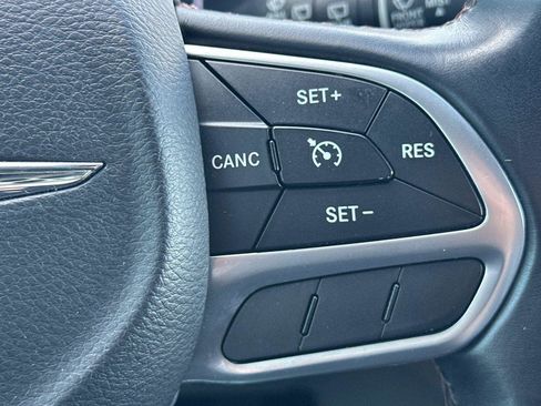 Used 2017 Chrysler Pacifica Touring-L image 28