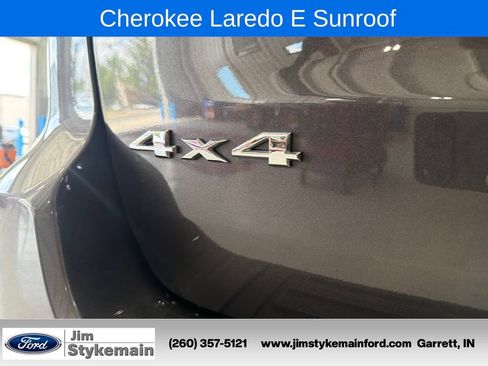 Used 2021 Jeep Grand Cherokee Laredo w/ Security & Convenience Group AWD/4WD image 9
