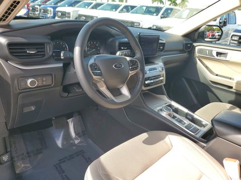 Used 2022 Ford Explorer XLT image 9