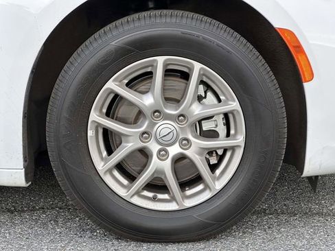Used 2025 Chrysler Pacifica Select FWD image 8