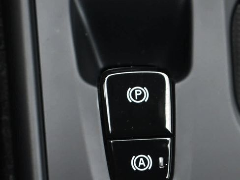 Used 2025 Volvo XC40 B5 Plus image 24