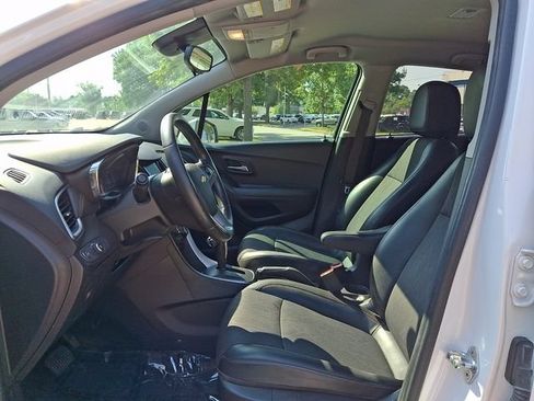 Used 2020 Chevrolet Trax LT w/ LT Convenience Package FWD image 16
