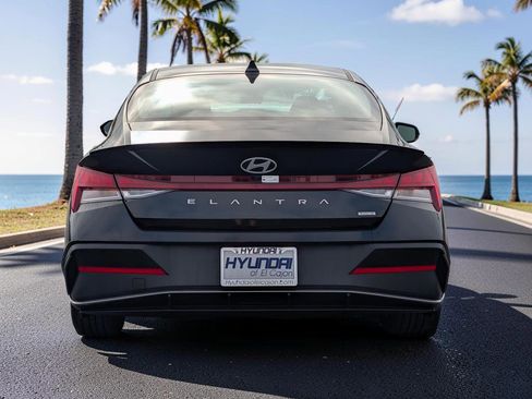 Certified 2025 Hyundai Elantra SEL w/ Cargo Package FWD image 6