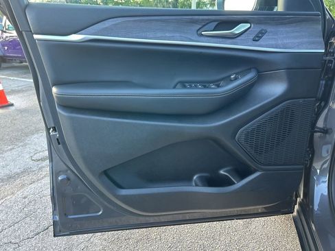 Used 2024 Jeep Grand Cherokee Limited image 33