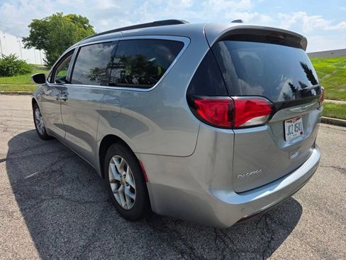Used 2019 Chrysler Pacifica Touring Plus w/ Tire & Wheel Group FWD image 3
