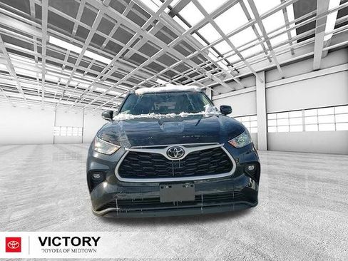 Certified 2023 Toyota Highlander XLE image 9