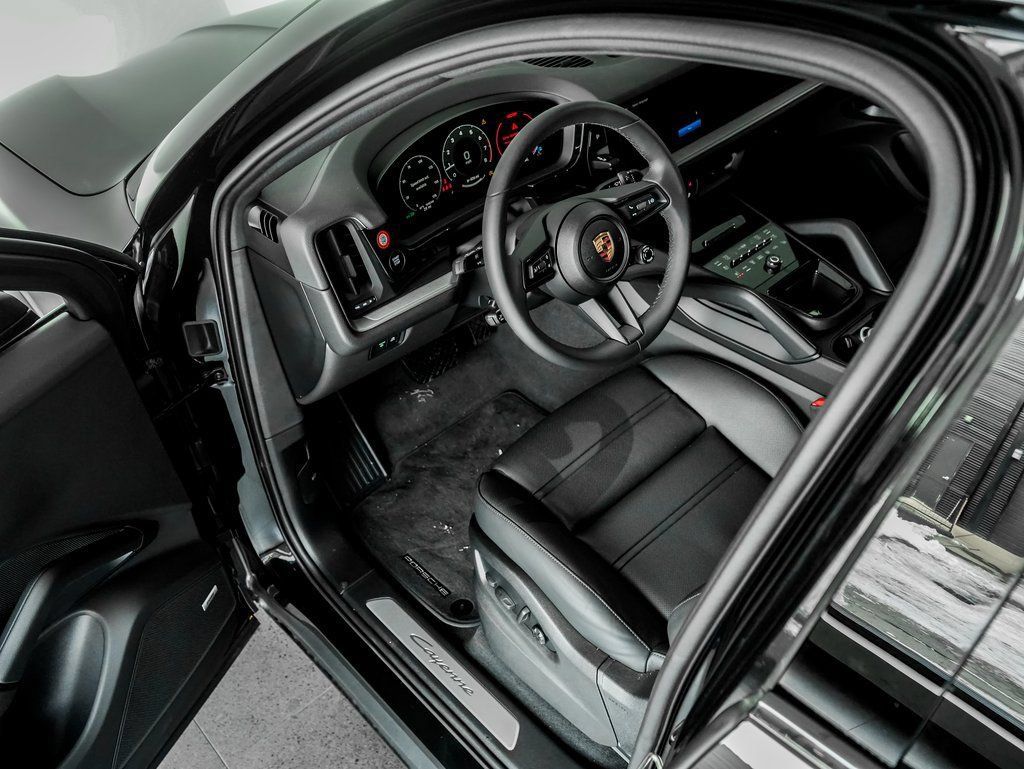Certified 2025 Porsche Cayenne Coupe AWD/4WD image 4