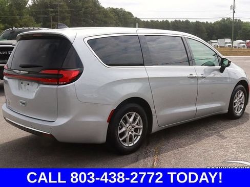 Used 2024 Chrysler Pacifica Touring-L FWD image 7