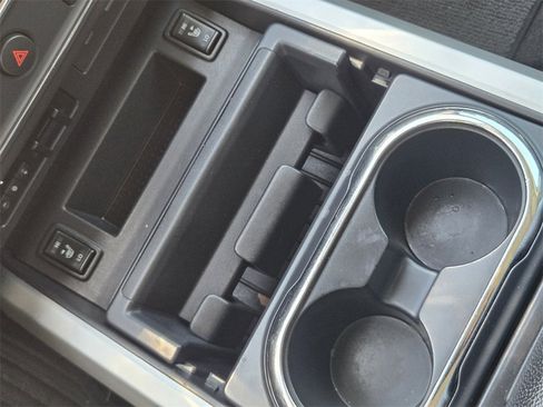 Used 2020 Nissan Titan SL w/ Moonroof Package image 20