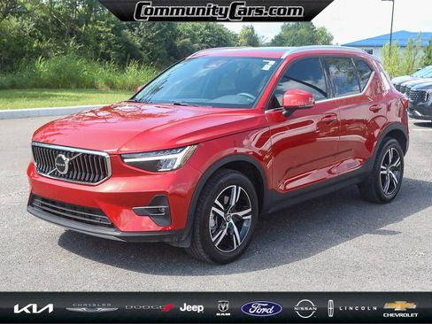 Used 2023 Volvo XC40 B5 Plus image 2