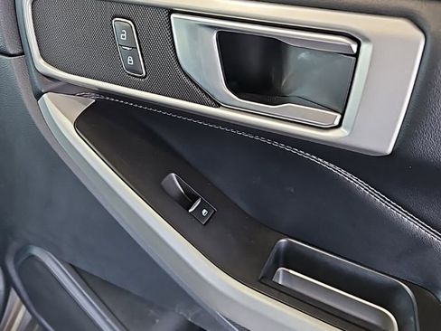 Used 2022 Ford Explorer XLT image 12