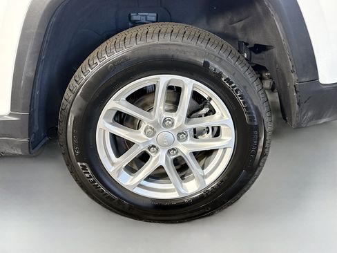 Used 2024 Jeep Grand Cherokee Laredo X image 37