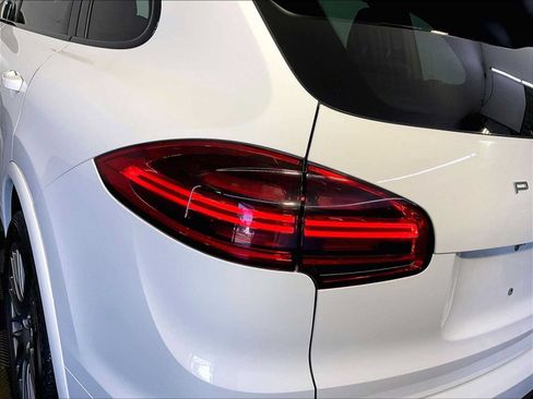 Used 2017 Porsche Cayenne Platinum Edition AWD/4WD image 30