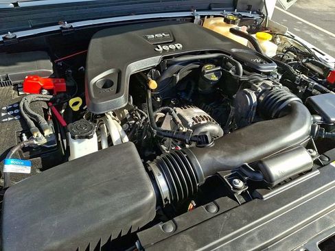 Used 2019 Jeep Wrangler Unlimited Sahara w/ Advanced Safety Group image 28