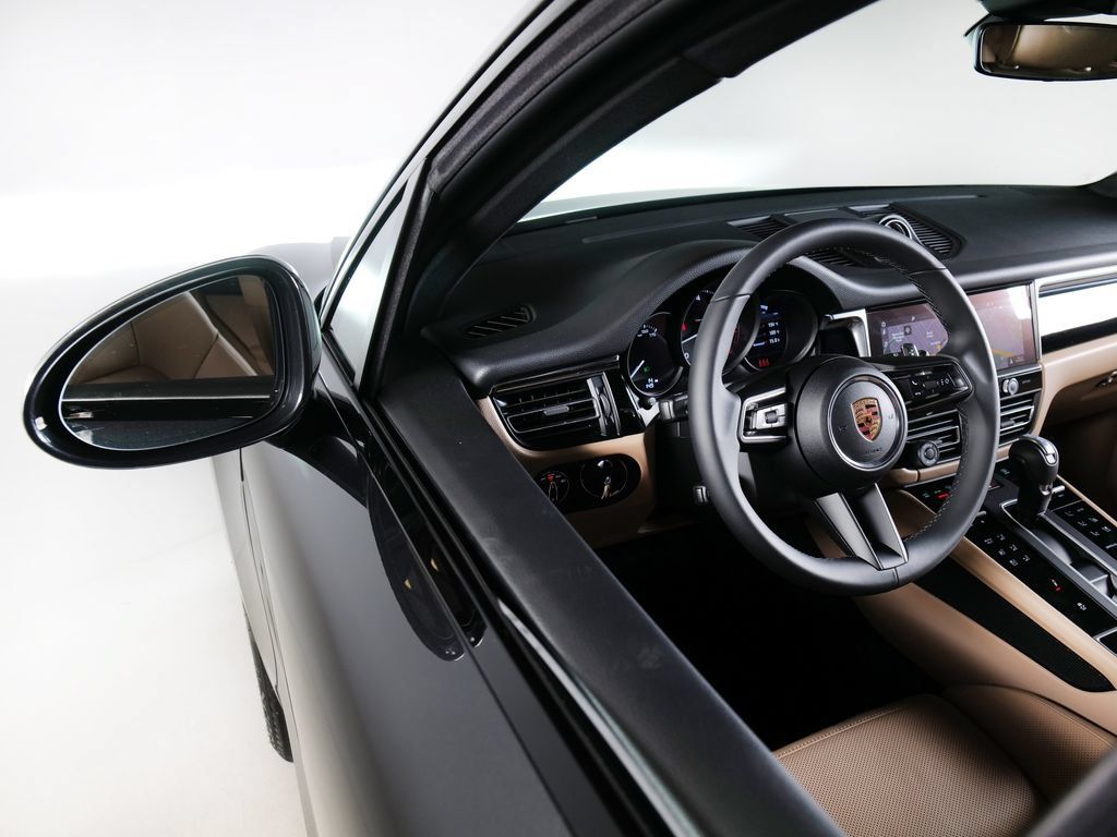 Certified 2026 Porsche Macan AWD/4WD image 24
