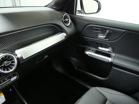 Used 2026 Mercedes-Benz GLB 250 4MATIC image 11