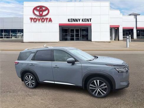 Used 2024 Nissan Pathfinder Platinum image 1