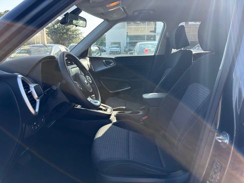 Used 2021 Kia Soul S FWD image 2
