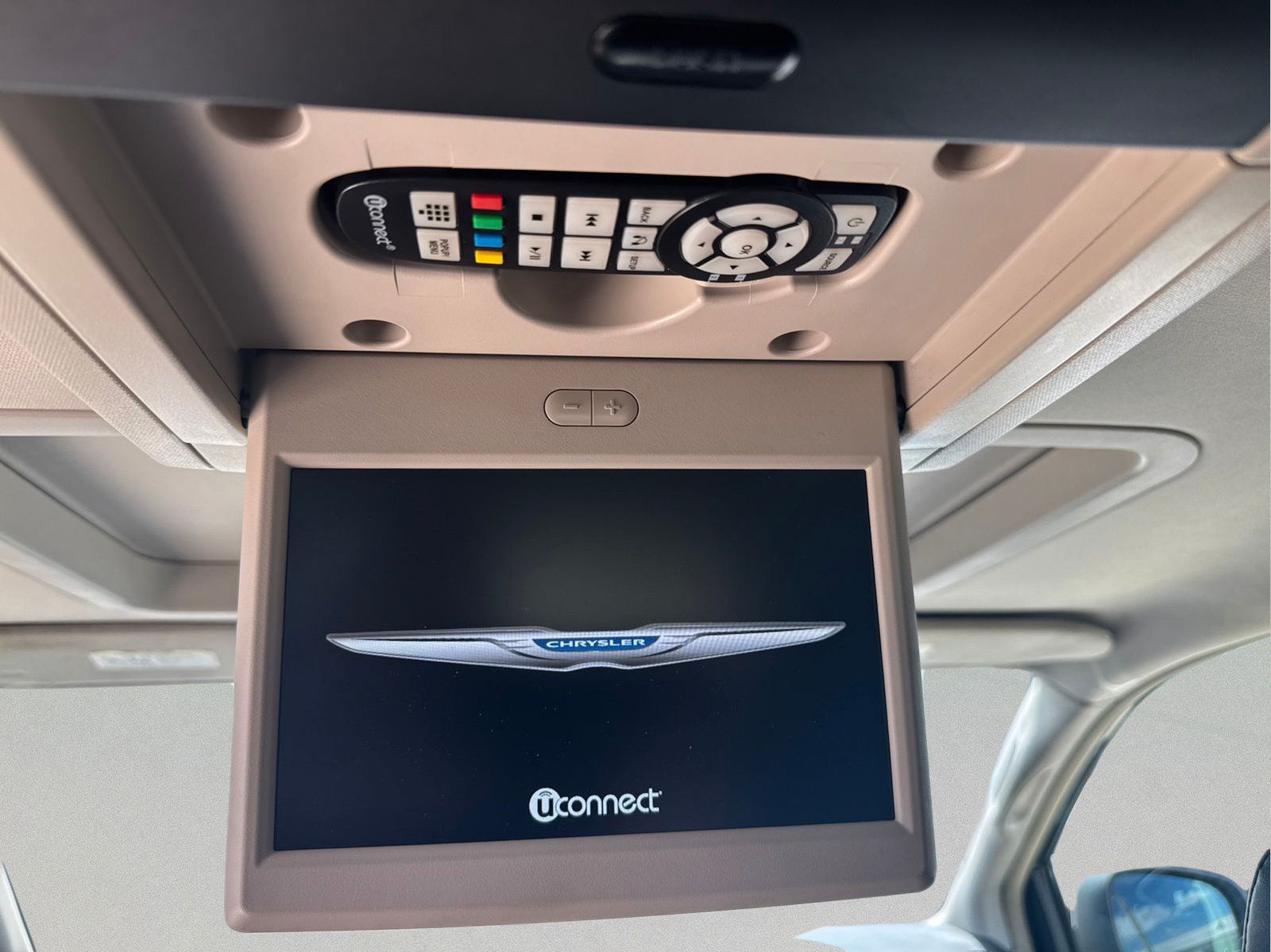 Certified 2016 Chrysler Town & Country Limited FWD image 12
