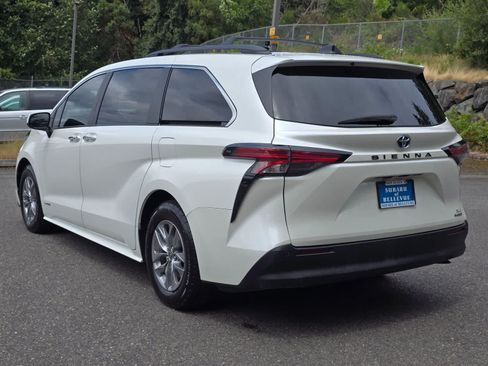 Used 2021 Toyota Sienna XLE FWD image 4