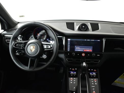 Used 2026 Porsche Macan AWD/4WD image 17