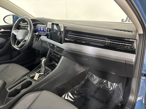 Used 2025 Volkswagen Jetta SE FWD image 30