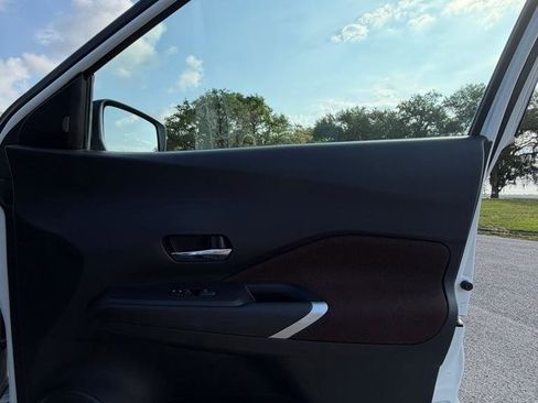Used 2022 Nissan Kicks SR FWD image 13