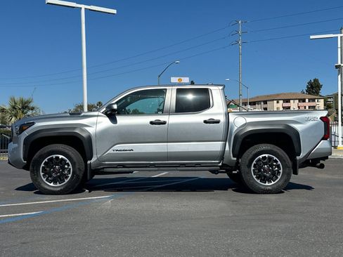 Used 2025 Toyota Tacoma TRD Off-Road AWD/4WD image 2