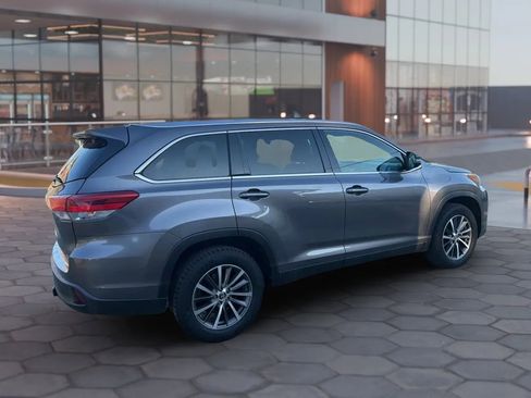 Used 2019 Toyota Highlander XLE FWD image 11