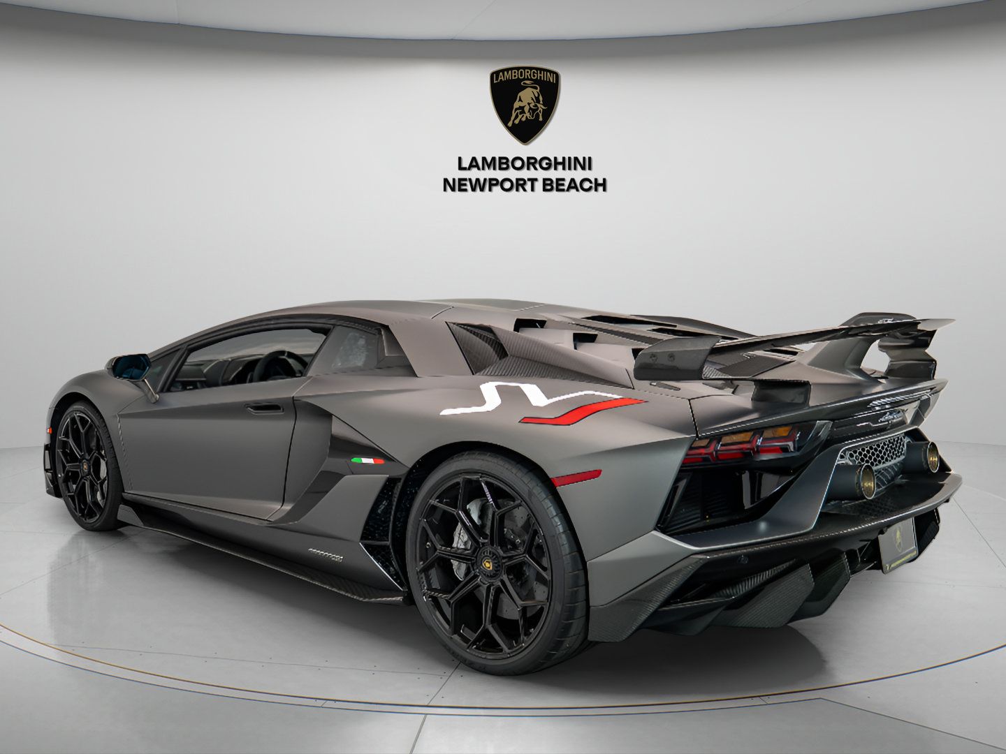 Used 2020 Lamborghini Aventador SVJ AWD/4WD image 4
